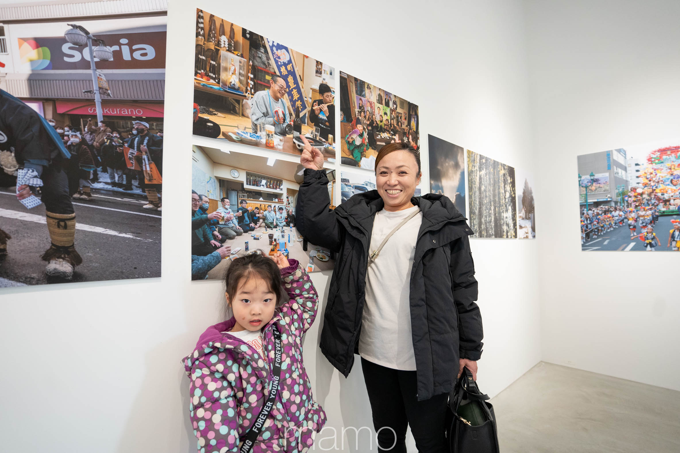 八戸市美術館での写真展「えんぶりの根」レポート　東十日市えんぶり組による実演も！
